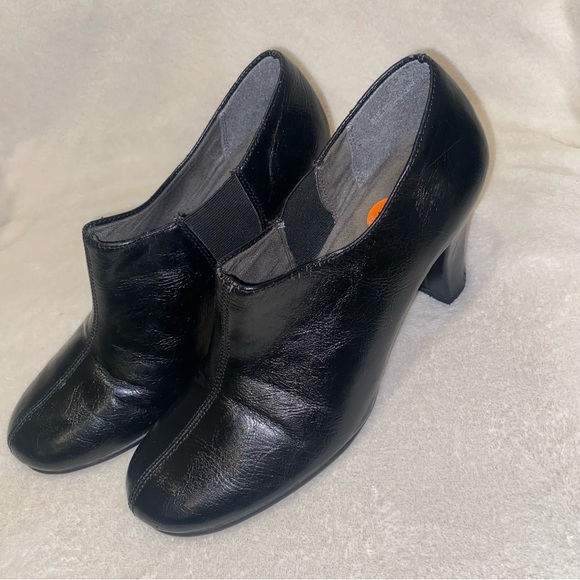 Vintage Black Leather Style Heeled Boots - Picture 7 of 7